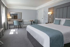 heronston-hotel-bedrooms-49-83481.jpg