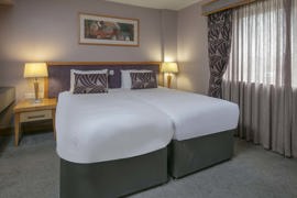 suites-hotel-bedrooms-03-84386.jpg