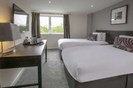 suites-hotel-bedrooms-07-84386.jpg